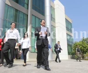 Manuel Zelaya a su salida de su audiencia por demanda tras que se pospusiera para el 12 de mayo. Foto: David Romero/ EL HERALDO