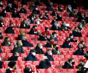 Hinchas de Arsenal presencian el partido contra el Rapid de Viena por la Liga Europa, el jueves 3 de diciembre de 2020, en Londres. (AP Foto/Frank Augstein).