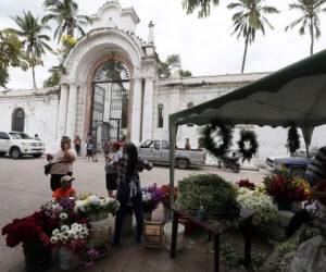 Ladrillos desnivelados y polvorientas paredes blancas son parte de la fachada del cementerio, en su interior la desigualdad se refleja al ver las astillosas cruces de madera junto a enormes mausoleos. Foto: Marvin Salgado/EL HERALDO