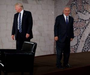 El primer ministro israelí Benjamin Netanyahu y el presidente Donald Trump se van después de hablar en el Museo de Israel.