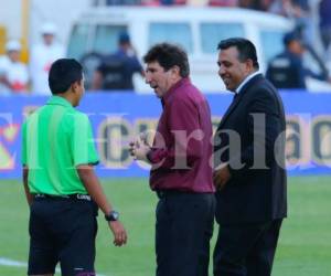 Montes en un juego junto a Héctor Vargas (Olimpia) y Said Martínez (árbitro).