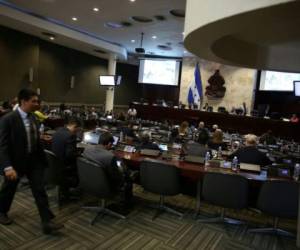 Rigoberto Cuellar (C) swears in as new Deputy General Prosecutor in Tegucigalpa on September 1, 2013. Then new General prosecutor Fernando Chinchilla and Cuellar replace Luis Rubi and Roy Urtecho respectively, who had to resign in July because of a corruption scandal. AFP PHOTO /Orlando SIERRA.