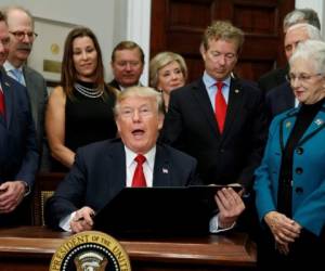 El presidente Donald Trump habla antes de firmar una orden ejecutiva sobre atención médica en la Sala Roosevelt de la Casa Blanca en Washington. Foto Agencia AP.