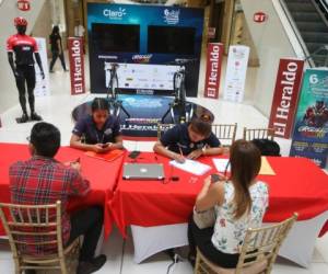 En el primer nivel de Mall Multiplaza está el stand de EL HERALDO inscribiendo tanto para la categoría adulta como para la infantil.