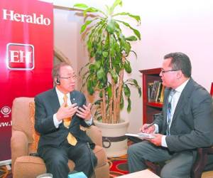 El secretario general de la ONU, Ban Ki-moon, con el director ejecutivo de EL HERALDO, Carlos Mauricio Flores.