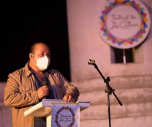 El director del festival, el poeta Salvador Madrid, dio la bienvenida a la fiesta cultural más grande de Honduras.