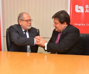 Ricardo Perdomo, de la Superintendencia del Sistema Financiero de El Salvador, y Guillermo Bueso, de Banco Atlántida.