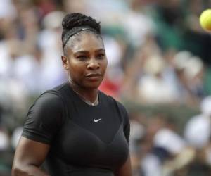 Con un traje de licra negro y cinta roja que le cubrió todo el cuerpo Serena Williams está de regreso.