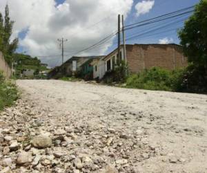 Los habitantes hacen un llamada enérgico a las autoridades edilicias, ya que la única forma de resolver el problema es pavimentando la calle.