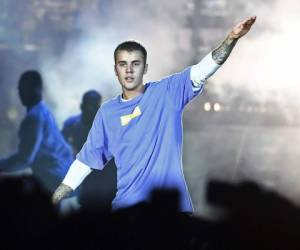 Esta foto de archivo tomada el 20 de septiembre de 2016 muestra el cantante canadiense Justin Bieber actuando en el escenario en el AccorHotels Arena en París. Justin Bieber canceló abruptamente el resto de una gira mundial el 24 de julio de 2017, citando 'circunstancias imprevistas'. Foto: AFP