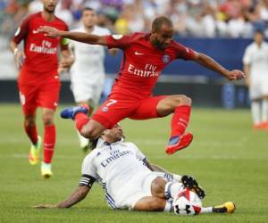 El defensa del Real Madrid Marcelo (12) fuerza al centrocampista Paris Saint-Germain centrocampista Lucas Moura (7).