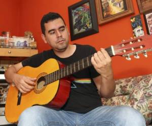 En sus ratos libres se dedica a ejecutar la guitarra. Le gusta la música de Iron Maiden. (Foto: El Heraldo Honduras/ Noticias Honduras hoy)