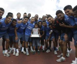 El pequeño Farid es levantado por los jugadores mientras llora de felicidad.