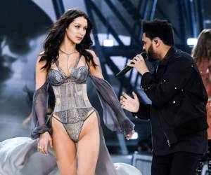 Gran tensión se vivió en la pasarela de Victoria's Secret cuando Hadid se encontró con su ex, The Weeknd.