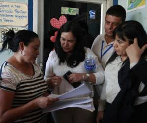 Las autoridades de Escalafón llegan a las oficinas de la Departamental de Educación para pedir varios documentos.