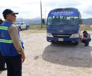 Personal de Transporte, Tránsito, Bomberos y otras entidades se unen para revisar estado físico de los buses.