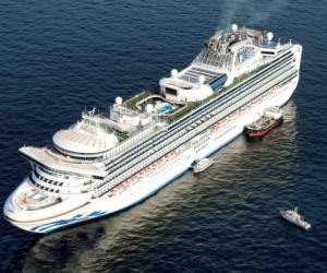 El crucero Diamond Princess anclado frente al puerto de Yokohama, al sur de Tokio, el miércoles 5 de febrero de 2020. Las autoridades de Japón han informado que 10 de los pasajeros dieron positivo por el coronavirus. (Hiroko Harima/Kyodo News vía AP)