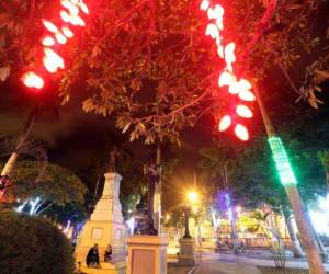 Empieza la navidad en la capital con la decoración de luces en los parques más emblemáticos de Tegucigalpa y Comayagüela Foto:David Romero.