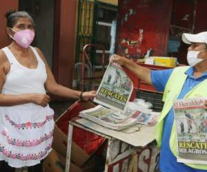 Marco Antonio Ávila es un popular canillita que ha vendido el diario desde hace cinco décadas. Foto: Efraín Salgado/EL HERALDO