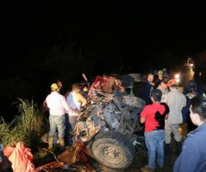 Completamente destruido quedó el vehículo en el que se transportaba la persona que falleció esta noche en Cofradia al colisionar con un bus rapidito.