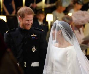 Enrique y Meghan Markle sonríen con alegría en el altar.