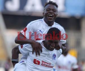 Los jugadores de Olimpia, Kevin Álvarez y Carlo Costly, celebrando el gol en el clásico ante Motagua. (Fotos: EL HERALDO )