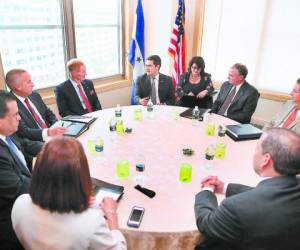 El presidente Hernández junto a su equipo de gobierno en la reunión sostenida con los senadores Tim Kaine y Bill Nelson.