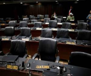 Los escaños de los legisladores progubernamentales permanecen vacíos durante una sesión de la Asamblea Nacional de Venezuela en Caracas, Venezuela. Agencia AP.