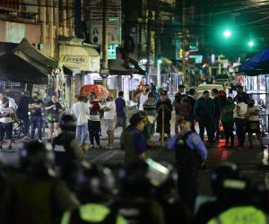 El tráfico vehícular en el centro de San Pedro Sula se interrumíó por varios minutos luego que vendedores del comercio informal salieran a protestar frente a la catedral metropolitana de la ciudad quemando llantas y cerrando la avenida en contra de los desalojos que pretendía realizar la alcaldía municipal.