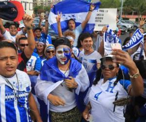 Los aficionados hondureños y su gran ambiente a las afueras del BBVA Compass Stadium (Foto: Ronal Aceituno/OPSA)