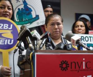 'Mi hermana me llamó para contarme que habían quitado el TPS. Yo venía en el tren. Sentí que todo se me derrumbó por dentro. Lo primero en que pensé fue qué hago con mi hijo adolescente': dice la salvadoreña Minda Hernandez. (Foto: AFP/ El Heraldo Honduras/ Noticias Honduras hoy)