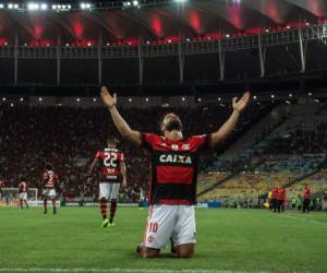 Diego Ribas celebra tras marcarle a San Lorenzo por la Copa Libertadores en el Estadio Maracana en Río de Janeiro. AFP PHOTO / YASUYOSHI CHIBA.