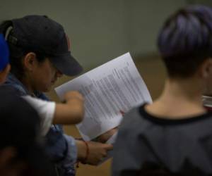 GU3000. CIUDAD DE GUATEMALA (GUATEMALA), 06/01/2016.- Catorce personas, cuatro madres y 10 niños deportados de Estados Unidos hacia Guatemala, caminan por la pista del aeropuerto internacional La Aurora de Guatemala hoy, miércoles 6 de enero de 2016. Las catorce personas fueron deportadas por una orden de juez estadounidense después de redadas efectuadas en Georgia, Estados Unidos. El canciller guatemalteco, Carlos Morales, indicó que se esperan entre 275 y 300 capturas de guatemaltecos sin documentos en el país norteamericano. EFE/Esteban Biba