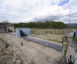 En la cortina inflable de la represa Los Laureles se realizan reparaciones para que en este invierno se pueda subir el mecanismo para almacenar más agua. Foto: Alejandro Amador.