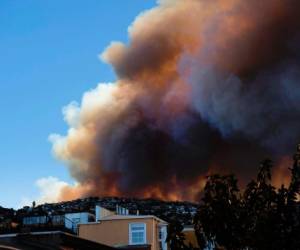Las altas temperaturas y el fuerte viento contribuyeron a aumentar la extensión de este nuevo incendio, que afectó al pintoresco puerto de Valparaíso, uno de los lugares turísticos más visitados de Chile y cuyo casco histórico fue declarado en 2003 Patrimonio de la Humanidad, foto: AFP.