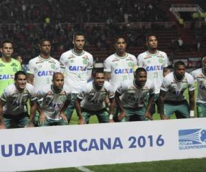 El equipo de fútbol brasileño, Chapecoense, sufrió un fatal accidente previo a disputar la final de la Copa Sudamericana ante el Nacional de Colombia. 75 de los 81 pasajeros del vuelo fallecieron. (Fotos: AP/ El Heraldo Honduras / Noticias de Honduras)