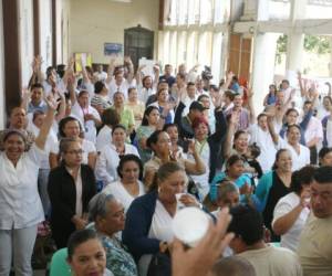 En el Hospital San Felipe, los empleados iniciaron desde tempranas horas las asambleas informativas. Fotos: Efraín Salgado.