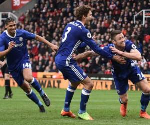 El brasileño Willian (13) y el central Gary Cahill (87) marcaron para el Chelsea, en un partido que igualó de penal Jonathan Walters (38) para el Stoke (Foto: AFP)