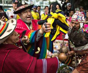 Shamanes peruanos realizan un ritual de predicción en Lima previo al encuentro ante Colombia. (Foto: AFP/ El Heraldo Honduras, Noticias de Honduras)