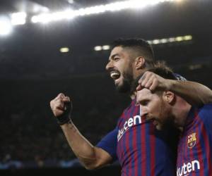 En esta foto de archivo tomada el 13 de marzo de 2019, el delantero argentino del Barcelona Lionel Messi (derecha) celebra con el delantero uruguayo del Barcelona Luis Suárez tras marcar durante los octavos de final de la UEFA Champions League. Foto: AFP