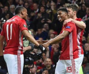 Marcus Rashford celebra su anotación con sus compañeros del Manchester United (Foto: Agencia AFP)