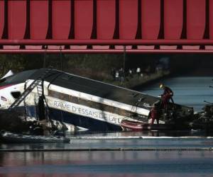 Los gendarmes dijeron, por su parte, que los motivos del accidente aún no habían sido determinados.