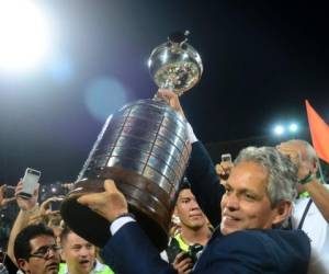 El técnico hondureño-colombiano Reinaldo Rueda alza el trofeo tras ganar la Copa de Libertadores con el Atlético Nacional, foto: AFP.