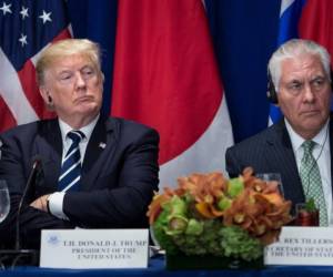 Esta foto de archivo tomada el 21 de septiembre de 2017 muestra al Presidente de los Estados Unidos Donald Trump (L) y al Secretario de Estado de los Estados Unidos, Rex Tillerson, escuchando declaraciones antes de un almuerzo con líderes estadounidenses, coreanos y japoneses en el Palace Hotel durante la 72a. Foto AFP