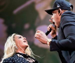 En esta foto del 4 de febrero del 2016, Beyonce y Jay-Z cantan durante un mÃ­tin de campaÃ±a de la candidata presidencial demÃ³crata Hillary Clinton en Cleveland. La pareja de estrellas serÃ¡ reconocida por su apoyo a la comunidad LGBTQ en la ceremonia de los GLAAD Media Awards el 28 de marzo del 2019. (AP Foto/Matt Rourke, Archivo)