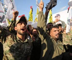 Miembros de Hashd al-Shaabi corean consignas anti-estadounidenses durante una protesta el lunes por los asesinatos del comandante iraní Qasem Soleimani. Foto AFP