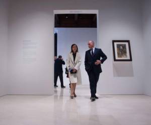 Bernard Ruiz-Picasso recorre la exposición de su abuelo (Foto: AFP/ El Heraldo Honduras/ Noticias de Honduras)