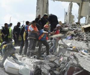 El sismo de 7,1 grados que remeció el martes la Ciudad de México provocó el colapso de edificios en varios puntos de la capital y dejó al menos 119 muertos y un número indeterminado de personas atrapadas bajo los escombros. Fotos: AFP.