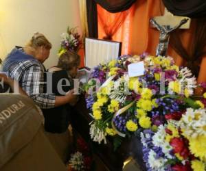 Familiares lloran sobre el féretro de Carlos Torres en una funeraria capitalina.