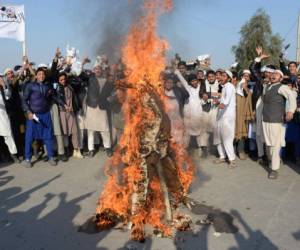 Los manifestantes afganos queman una efigie del presidente estadounidense Donald Trump durante una protesta en Jalalabad el 10 de diciembre de 2017, luego de la decisión de Trump de reconocer oficialmente a Jerusalén como la capital israelí. / AFP / NOORULLAH SHIRZADA